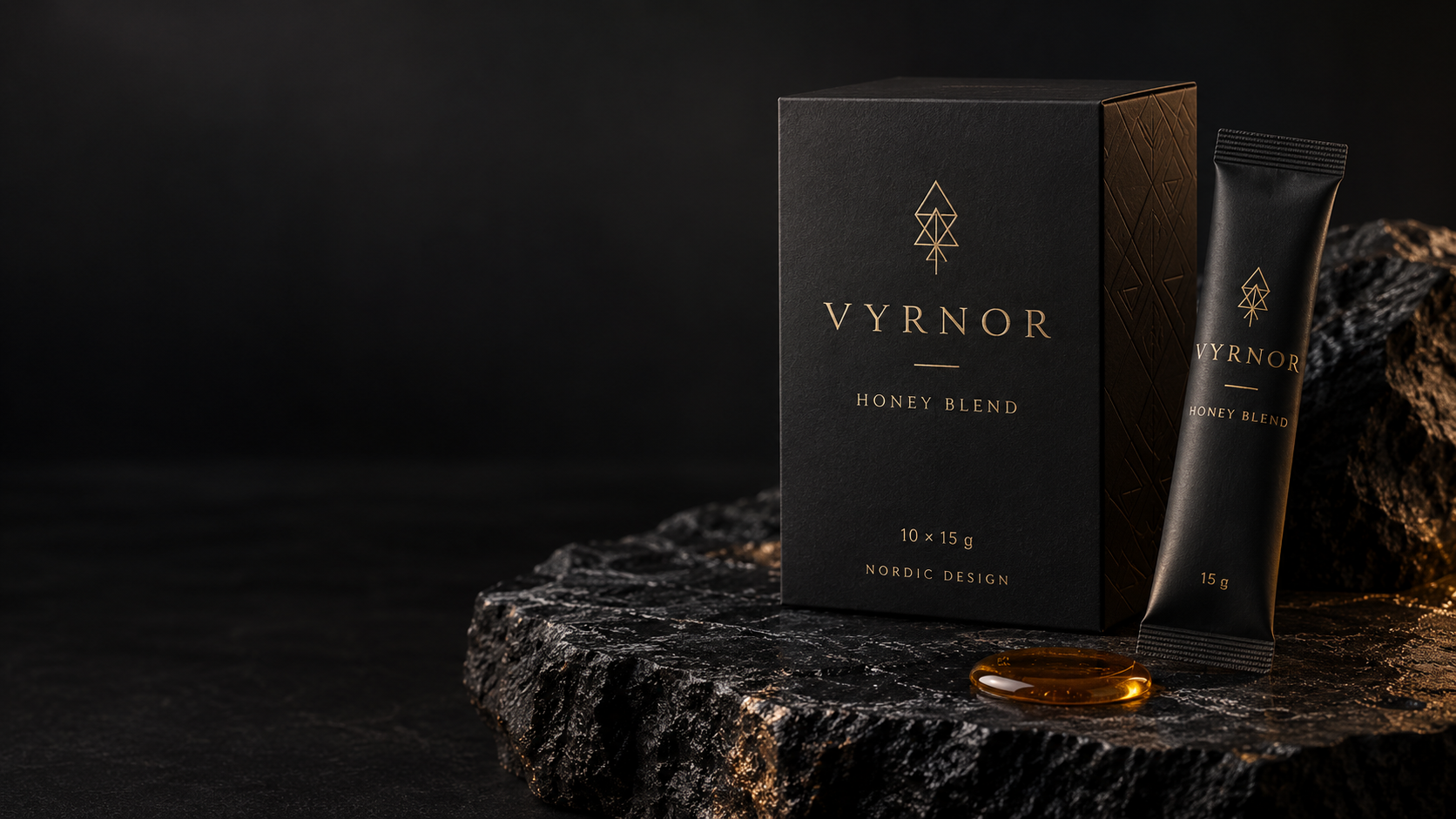 Designkoncept för VYRNOR: svart ask och portionspåse med guldfärgad text på mörk sten.